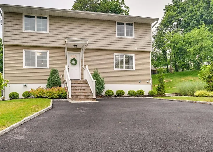 Walk To Shops & Dining: Glen Cove Apt W/ Yard!