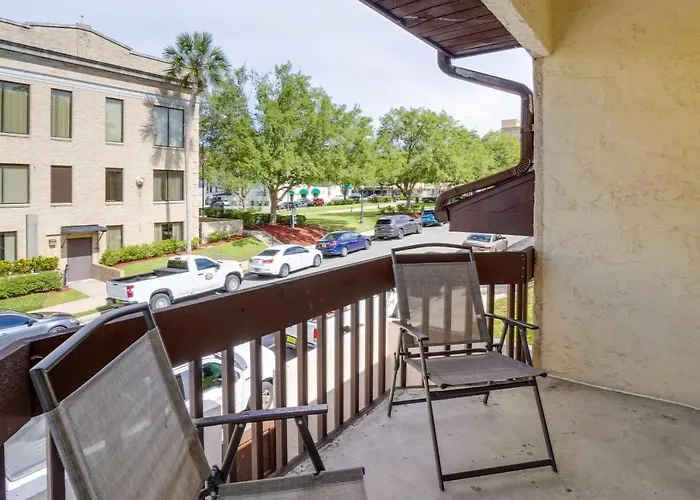 Walk To Restaurants: Downtown Leesburg Townhome!