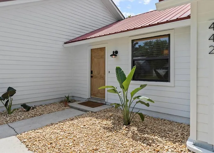 Spacious Home Near Beach, Large Yard, Game Room And Dog Friendly