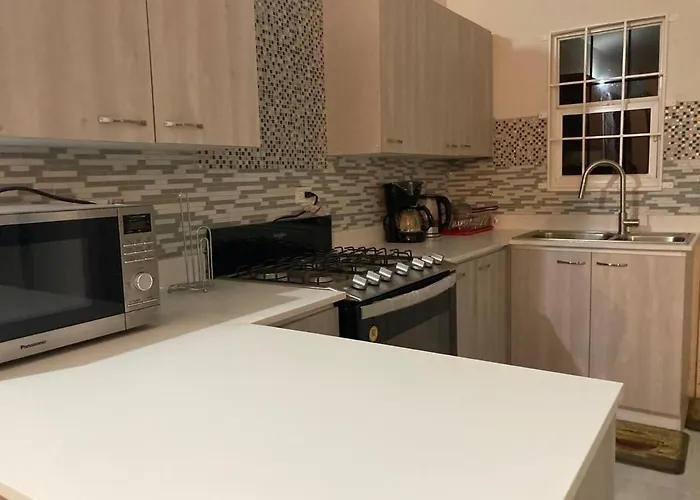 Sleeps 4 With Free Parking 15-Min To Beach