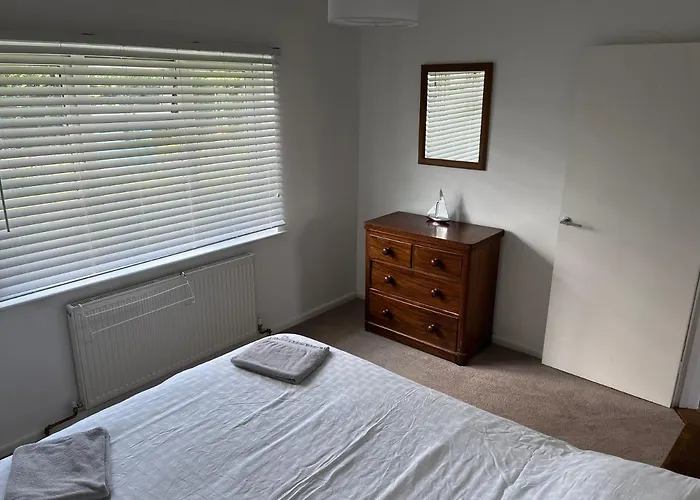 Spacious One Bed Apartment In A Quiet Leafy Close.