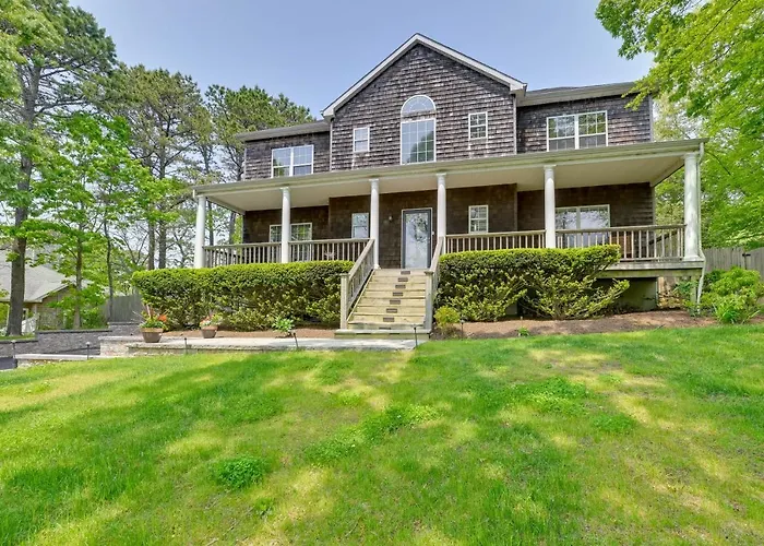 Pet-Friendly Southampton Paradise With Pool!