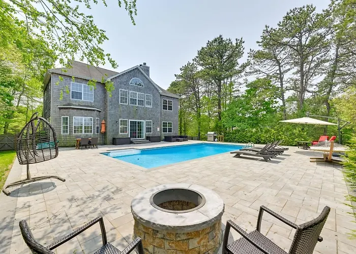 Pet-Friendly Southampton Paradise With Pool!