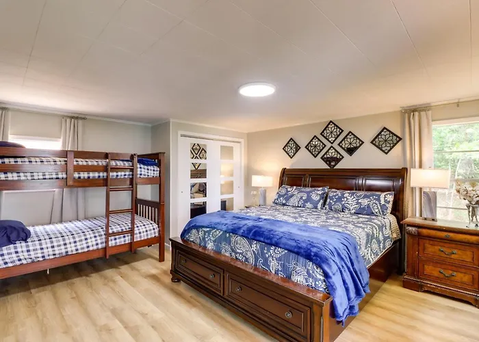 Edgemont Waterfront Cabin Rental W/ Beach Access!