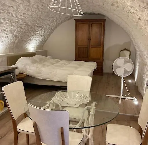Les Matelles : Charmant Logement En Pierres