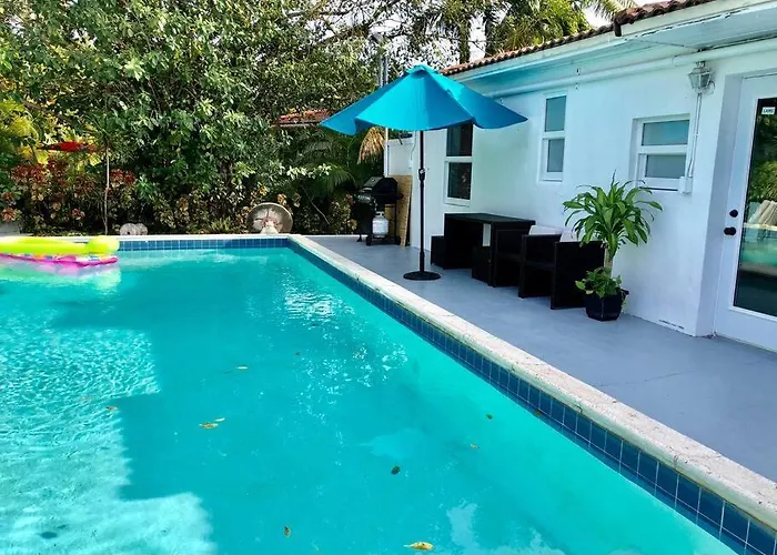 House With Pool, 10 Mins Drive To The Beach!