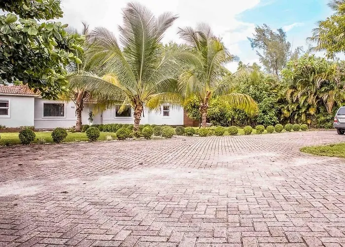 House With Pool, 10 Mins Drive To The Beach!