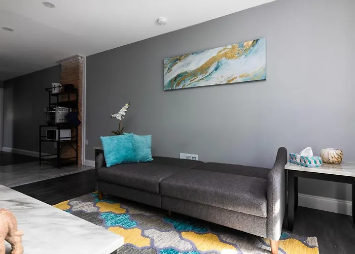 Quaint 1 Bedroom Apartment Sleeps Near Niagara Falls & Casino