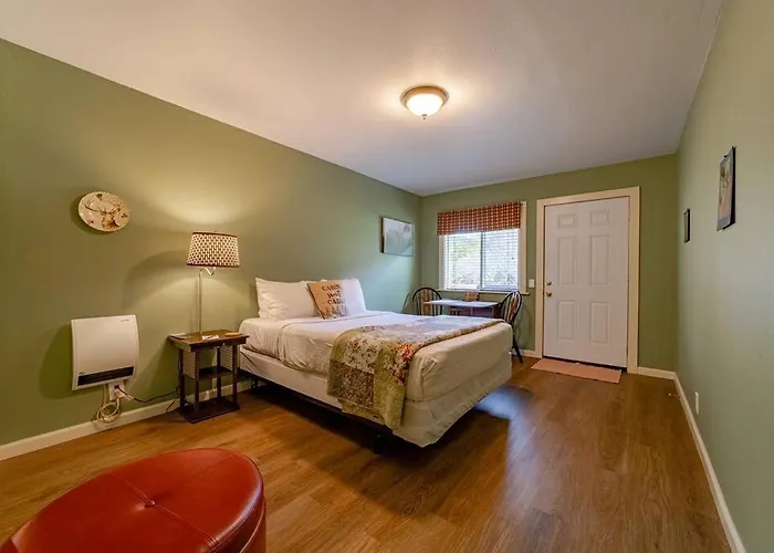 Elk Meadow Cabins 11B Roosevelt Elk - Single Room