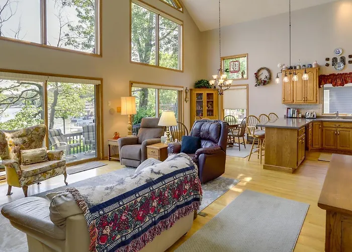 Lakefront Vandalia Home W/ Boat Dock & Gas Grill!