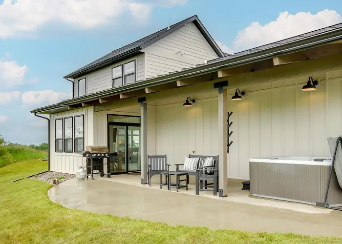 Hot Tub & Deck At Red Lodge Retreat