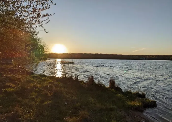 Chalet Retreat W/ Hot Tub, Short Walk To Lake & Pool