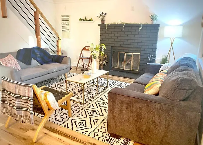 Chalet Retreat W/ Hot Tub, Short Walk To Lake & Pool