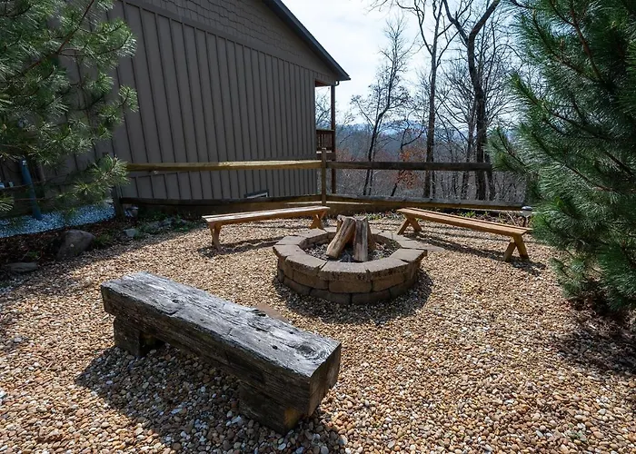 Flying Squirrel Lakeview House - Spacious House With Private Deck And Hot Tub
