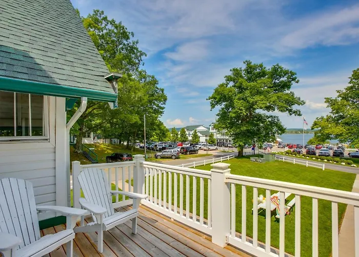 Pool + Hot Tub Access! Portage Lake Condo W/ Deck