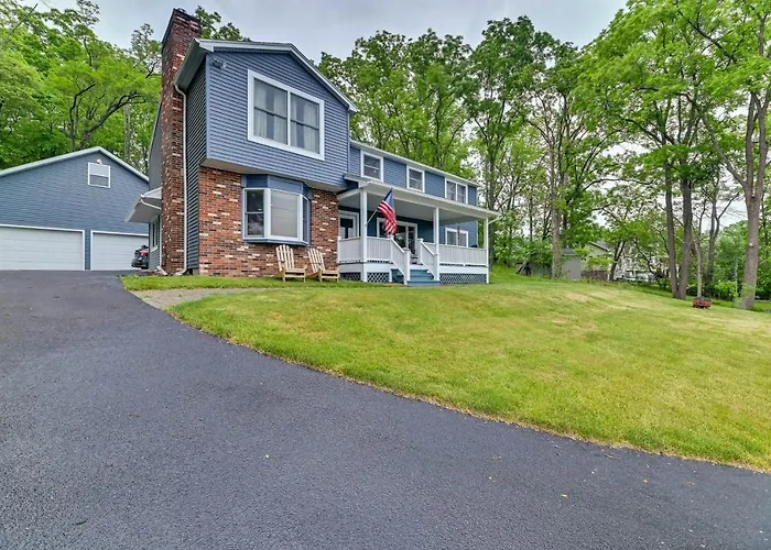 Lakefront Canandaigua Home W/ Dock & Kayak!