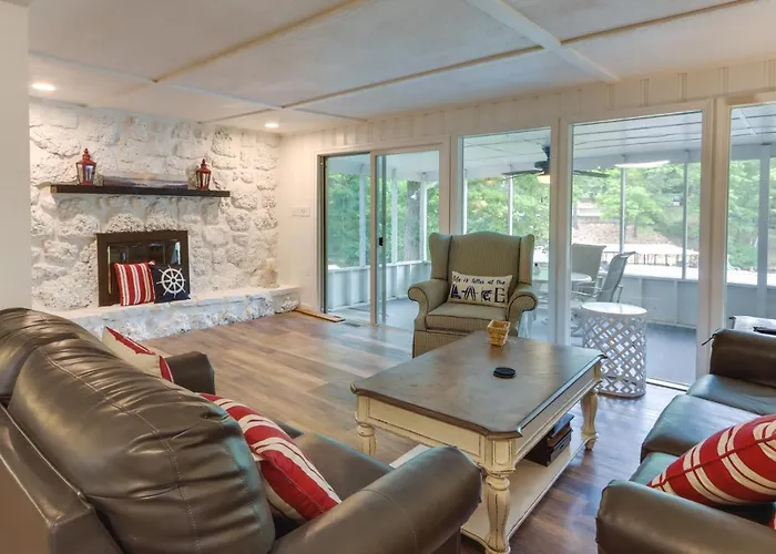 Dock + Screened Porch: Lake Of The Ozarks Getaway!