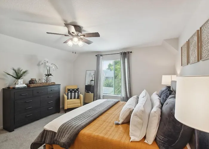 Overland Park Condo, Close To Lakes & Parks!