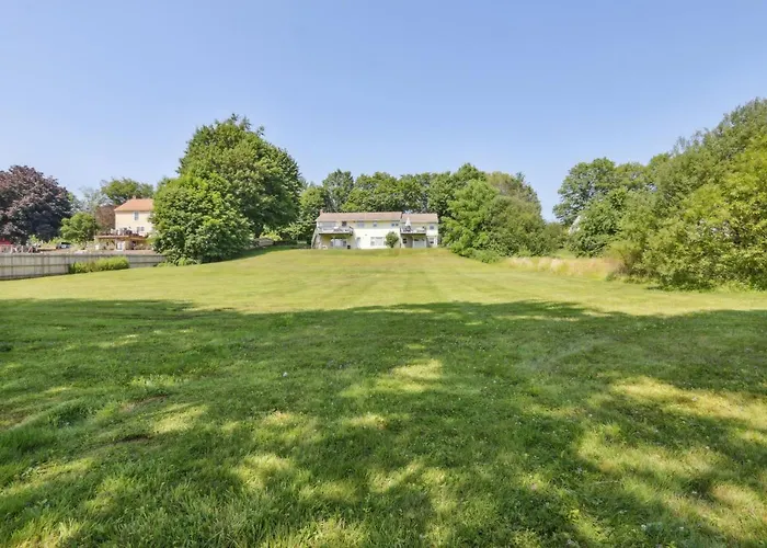 Connecticut Retreat: Steps To Historic Downtown!