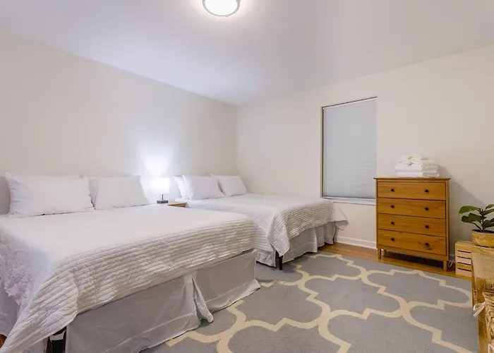 Saratoga Serenity: Charming Rental Nearby Downtown