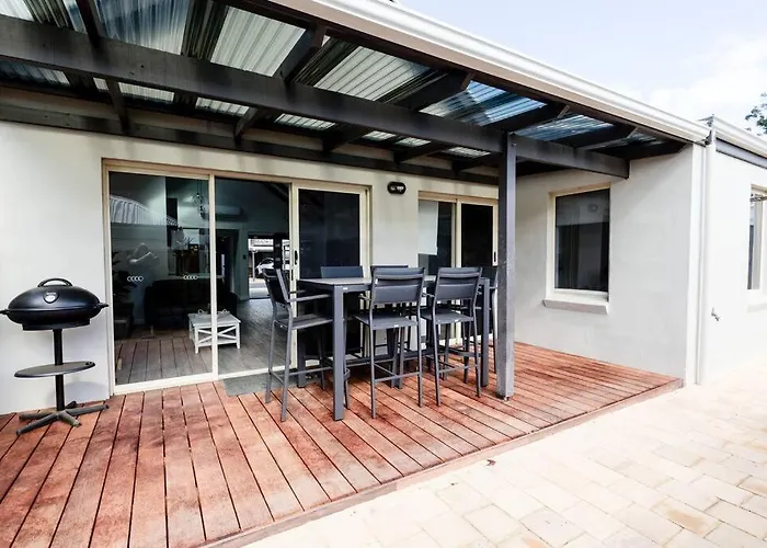 Salt & Pepper; Beautiful Town House In Margs!