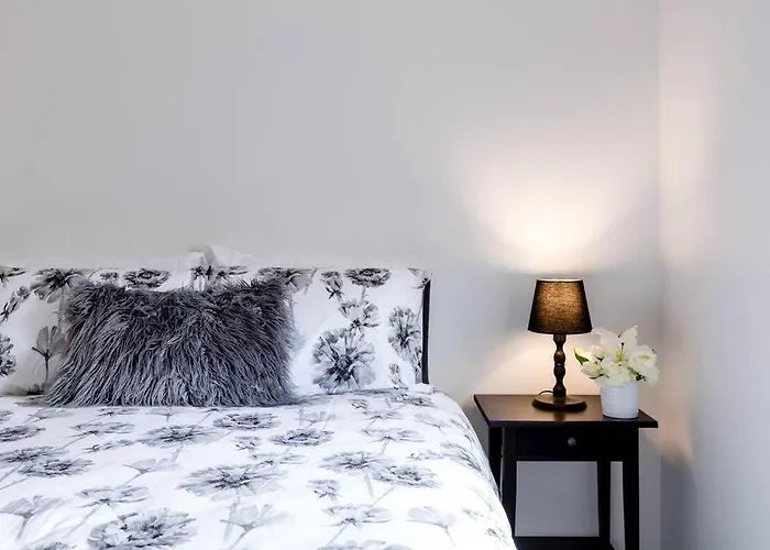 Salt & Pepper; Beautiful Town House In Margs!