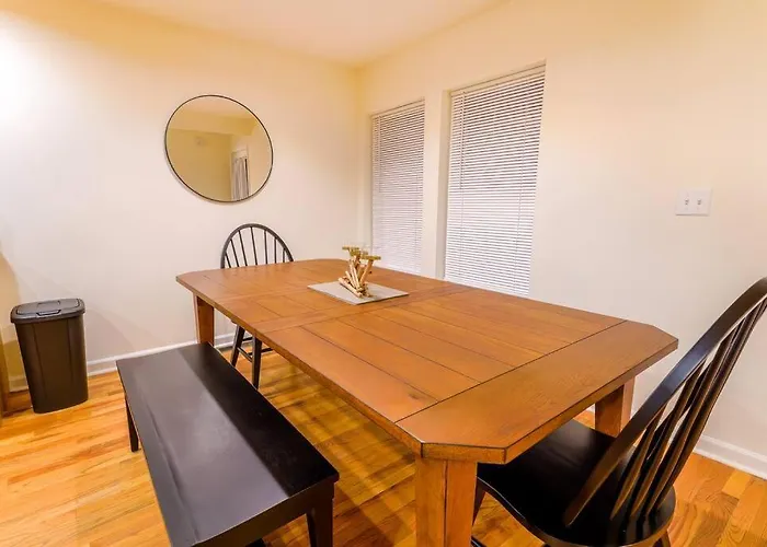 Saratoga Serenity: Charming Rental Nearby Downtown