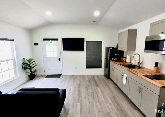 All Modern Studio With Private Entry & Parking.