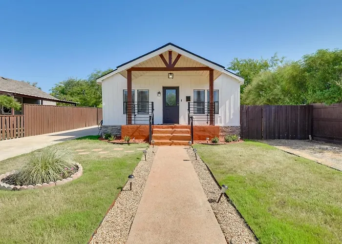 5 Mi To Dtwn: Family-Friendly Fort Worth Home