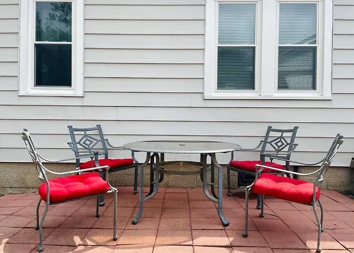 Green Roof Inn - Centrally Located 2Br/1Ba Home