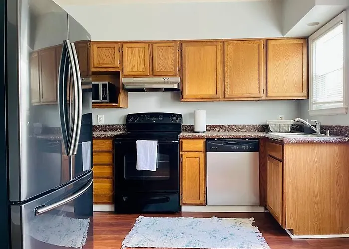 Green Roof Inn - Centrally Located 2Br/1Ba Home