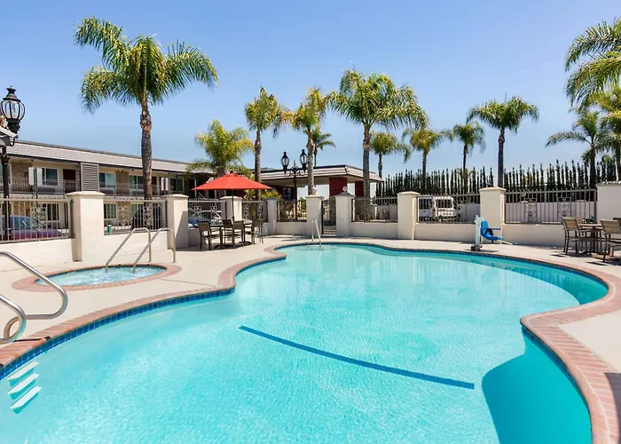 Days Inn & Suites By Wyndham Anaheim At Disneyland Park
