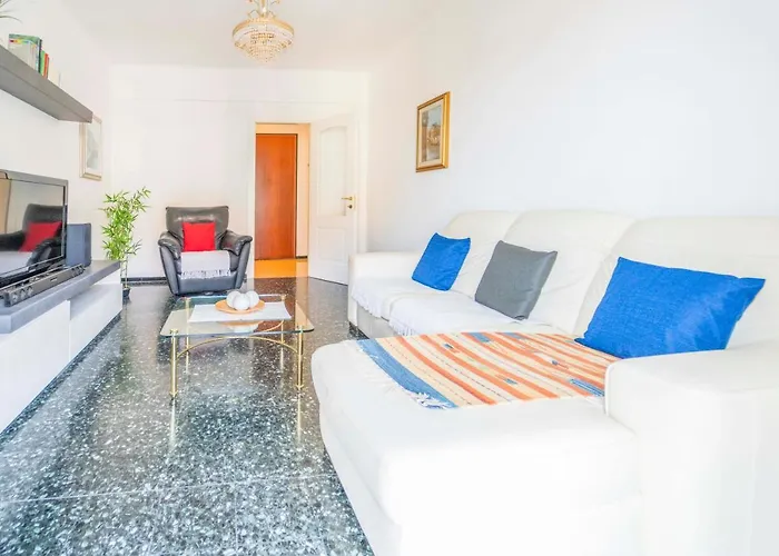 Casa Via Della Chiusa: Centrally Located with Beach Access and Free Parking