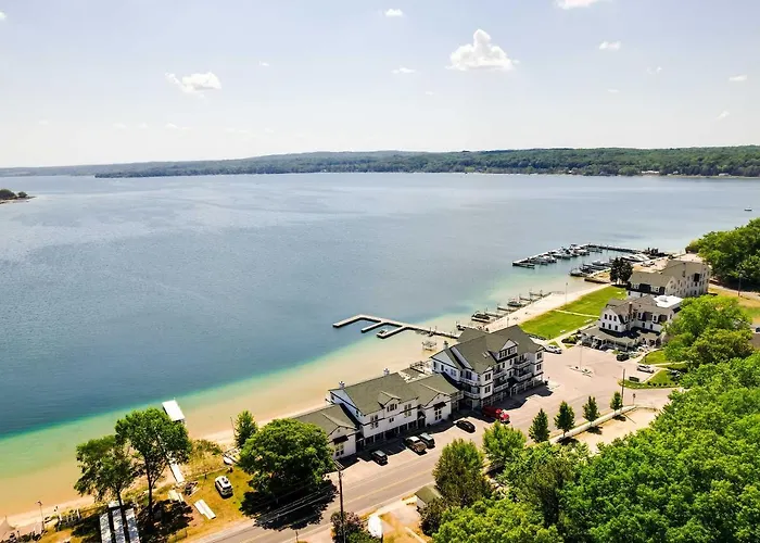 Gorgeous Onekama Condo W/ Pool & Lake Access!