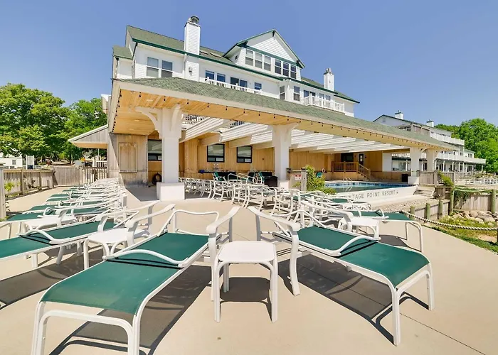 Gorgeous Onekama Condo W/ Pool & Lake Access!