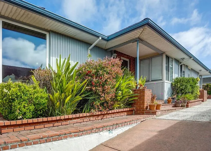 Stunning Bay-View Home In Kensington!