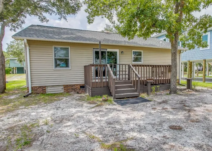 Dog-Friendly Oak Island Rental - 1 Mi To Beach!