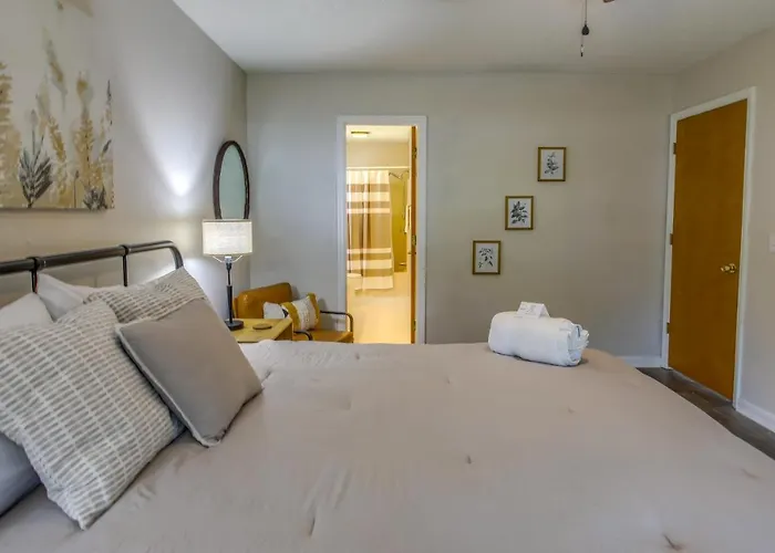 Dog-Friendly Oak Island Rental - 1 Mi To Beach!