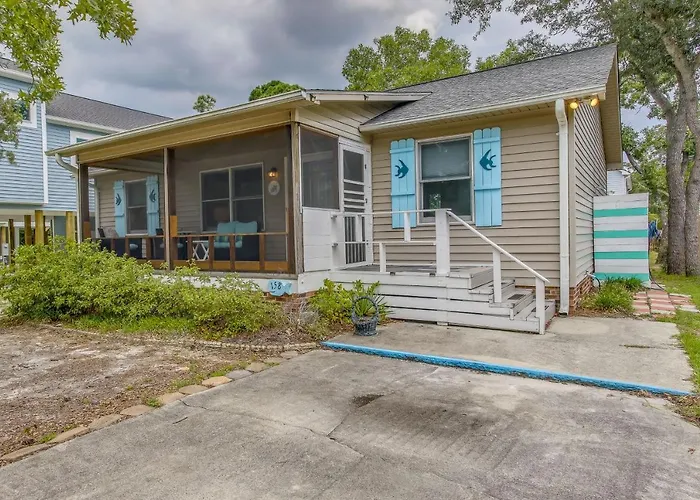 Dog-Friendly Oak Island Rental - 1 Mi To Beach!