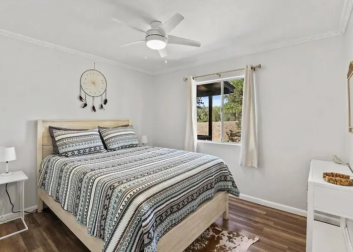 Newly Remodeled Pet Friendly Strawberry Cabin