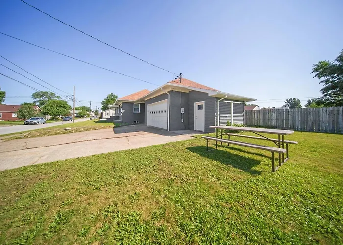 Charming Erie Home ~ 2 Mi To Downtown Delights!