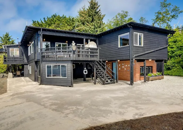 Waterfront Coos Bay Retreat W/ Sauna!
