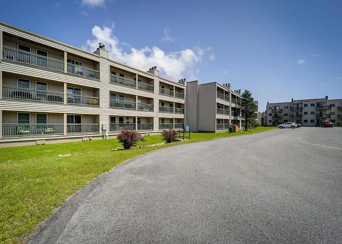 All-Season Retreat W/ Deck In Beech Mountain!