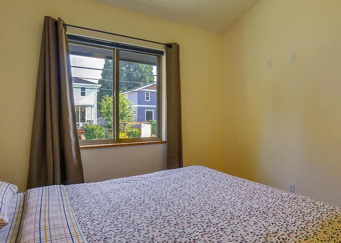 Modern White Salmon Apartment, Steps From Town