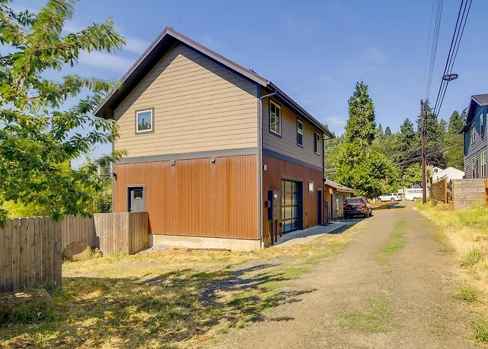 Modern White Salmon Apartment, Steps From Town