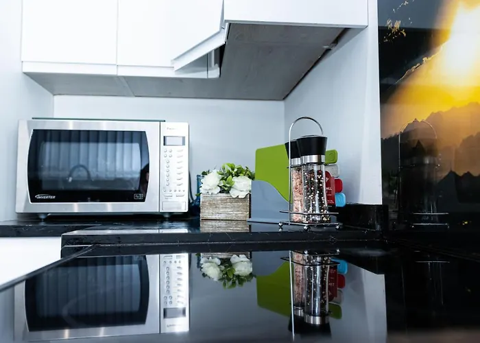 Td Carsh Wolverhampton: Spacious 2-Bed House for Extended Stays