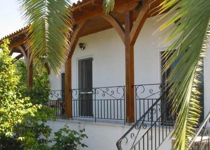 House In Vourvourou With Big Garden For 5 Persons.