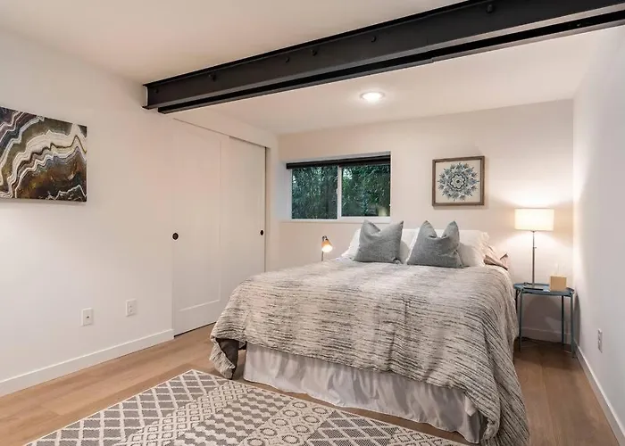 Artistic Georgetown Retreat In Seattle