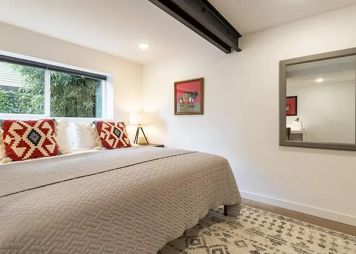 Artistic Georgetown Retreat In Seattle