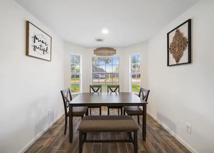 Iah Place: 4 Bed, Patio-Sleeps 8+